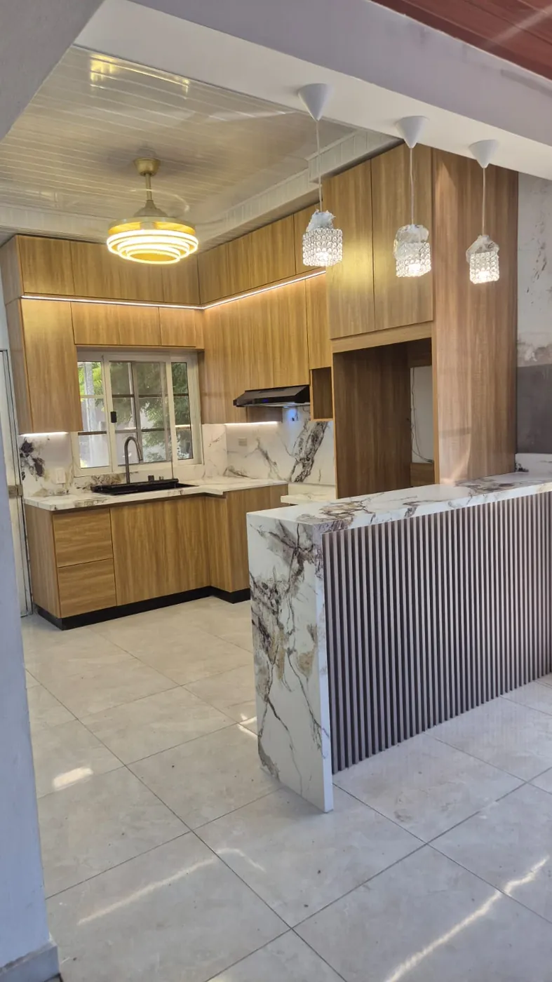 Cocina de madera con cubierta de mármol, hecha por Mundo Muebles y Más