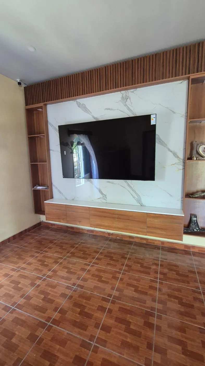 Centro de entretenimiento con pared de mármol y listones de madera
